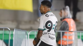 Destaque do Coritiba na Série B, jovem é elogiado por técnico