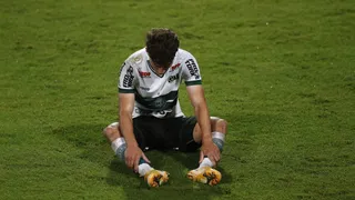 Coritiba cede empate nos instantes finais e fica mais perto do rebaixamento