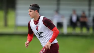 Zapelli volta aos treinos pelo Athletico após acidente de carro