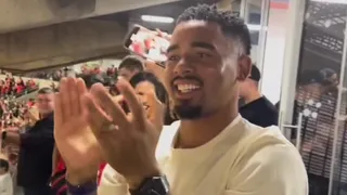 Gabriel Jesus assiste jogo na Arena e comemora gol do amigo Fernandinho