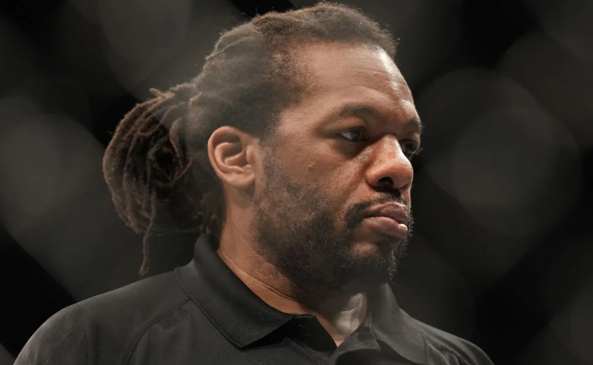 O árbitro Herb Dean acompanha atentamente a luta entre Alex Poatan e Ciryl Gane durante o UFC Casa Branca, combate marcado por polêmica envolvendo golpes na parte de trás da cabeça.