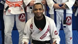 Treinador de estrelas do UFC é solto após ser preso por estupro