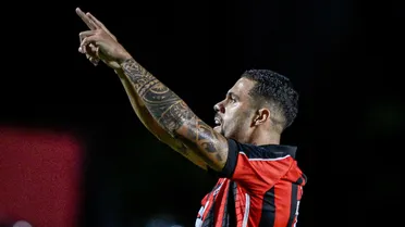 Athletico perde disputa e atacante acerta com rival da Série B