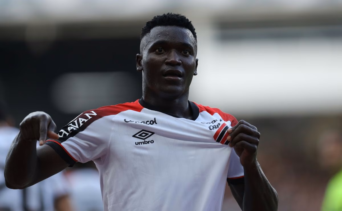 Atacante Kevin Viveros vibra após marcar pelo Athletico diante do Remo pela Série A.