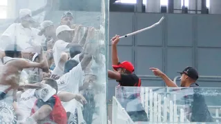 Briga entre torcidas de Athletico e Atlético-MG nas arquibancadas paralisa jogo