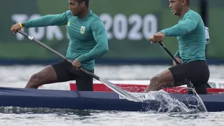 Isaquias e Jacky reagem, vencem bateria e vão à semifinal na canoagem velocidade