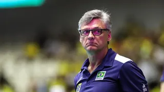 Técnico da seleção de vôlei, Renan Dal Zotto é intubado com Covid-19