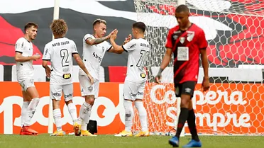 Santos pega pênalti no jogo 200, mas Athletico perde para o Galo e aumenta jejum