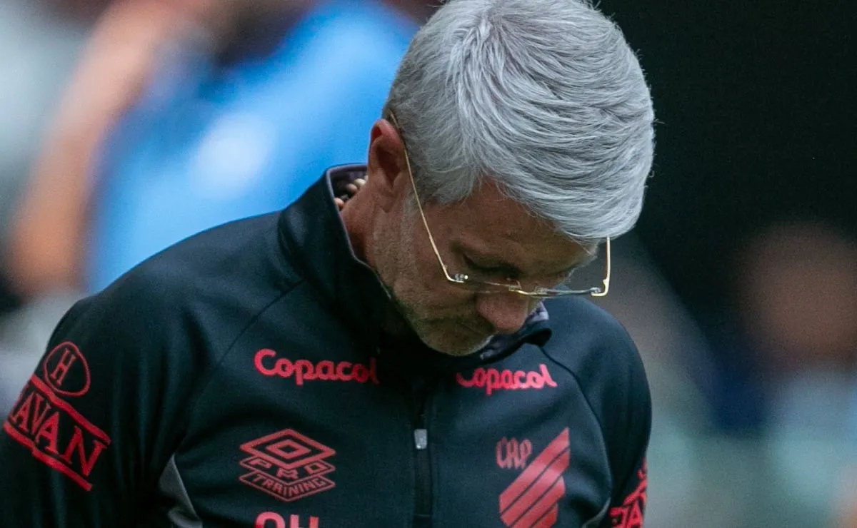 Odair Hellmann cabisbaixo durante jogo do Athletico no Brasileirão