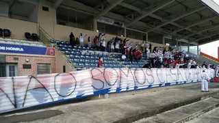 Torcedores cobram diretoria do Paraná em treino: “Não somos casa de aposta”