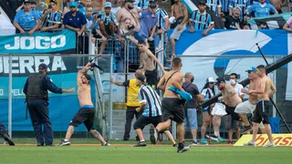 O correto seria o Grêmio não perder nenhum mando de campo por causa da invasão