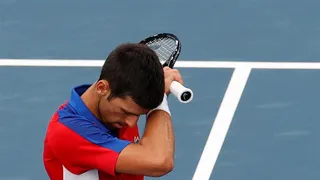Barrado em aeroporto, Djokovic tem visto cancelado e deixará Austrália