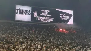 Torcida lota treino aberto do Corinthians e usa gritos homofóbicos