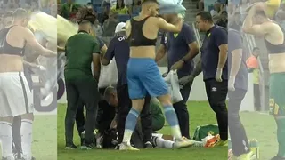 Atacante do Coritiba passa mal e deixa campo em ambulância