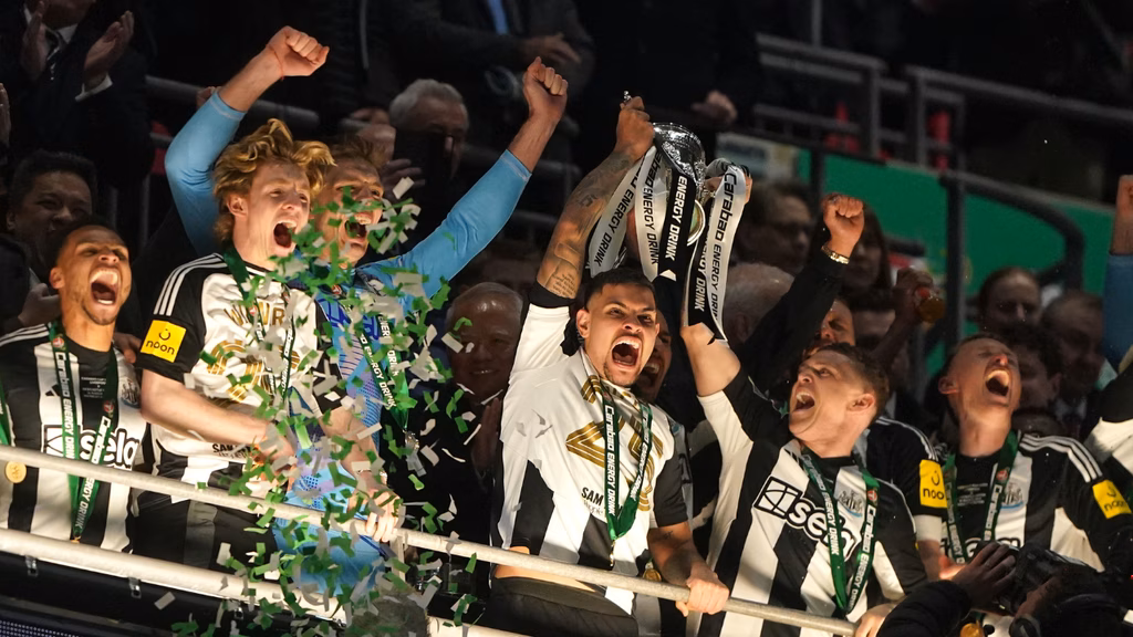 Bruno Guimarães levanta taça histórica para o Newcastle