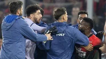 “Coxa é maior que vocês”, goleiro do Avaí provoca confusão e expulsões no Athletico