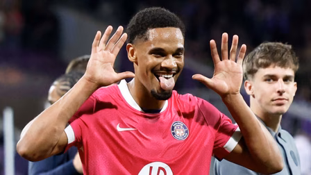 Atacante desprezado pelo Athletico acerta com clube da Premier League