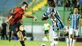 Em jogo insano, Athletico busca virada, bate o Grêmio por 5 a 3 e avança na Copinha