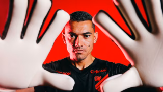 O retorno de Santos ao Athletico: cinco momentos marcantes do goleiro