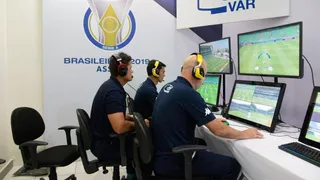 Futebol é cruel com VAR errando e muitos técnicos caindo