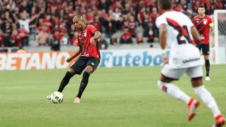 A noite do reencontro perfeito entre Fernandinho, Athletico e uma torcida apaixonada