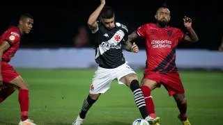 Athletico vence o Vasco, quebra tabu histórico em São Januário e volta ao G6