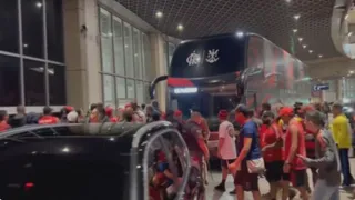 Após eliminação, torcida recebe Flamengo com protesto e confusão no Rio