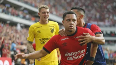 Com dancinha, Vitor Roque já iguala gols da temporada passada pelo Athletico