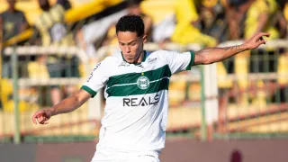 Gol, emoção e paternidade: Volante vira herói do Coritiba