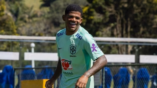 Ex-joia do Coritiba de R$ 380 milhões é apresentada em clube brasileiro