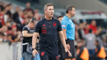 Turra explica surpresas em escalação e ressalta força do elenco do Athletico