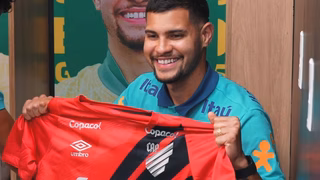Athletico presenteia jogadores da seleção com kit personalizado; veja reações