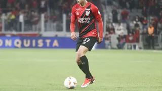 Lateral do Athletico brilha como garçom, e Varini explica ausência de Nikão