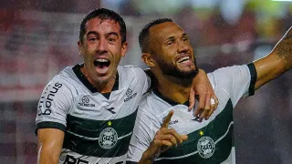 Coritiba sofre, mas vence com pênalti no fim e segue líder da Série B