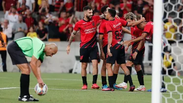 Athletico dá show, atropela o Londrina na estreia de Cuca e avança à semifinal