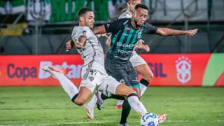CBF divulga áudio do VAR de lance polêmico em Maringá x Atlético-MG