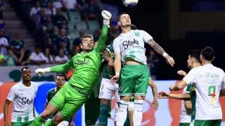 Goleiro do Coritiba toma atitude polêmica e pode ter negociação cancelada