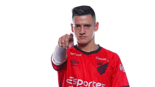 Athletico oficializa lateral argentino Léo Godoy, que assina até 2027