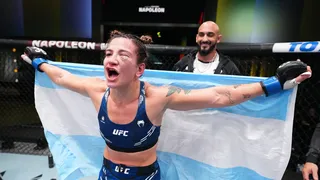 Lutadora argentina encontra forma inusitada de comemorar vitória no UFC