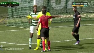 Juiz marca pênalti cometido por jogador reserva que estava aquecendo