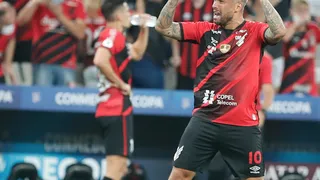 Marlos aproveita chance e comanda reservas do Athletico na Copa do Brasil