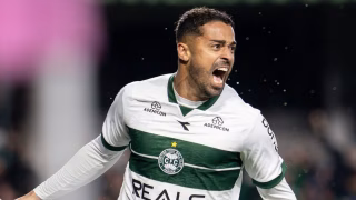Coritiba vence o Paysandu e fica a um passo do retorno à Série A