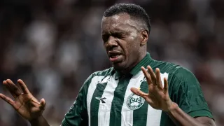 Herói do Coritiba, Jacy deixa o campo de ambulância após concussão