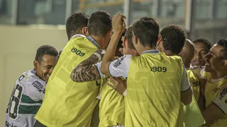 Coritiba volta a ser seguro defensivamente e Waguininho desponta como artilheiro