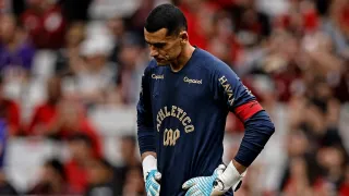 Falha sinistra de Santos expõe fim de carreira no Athletico