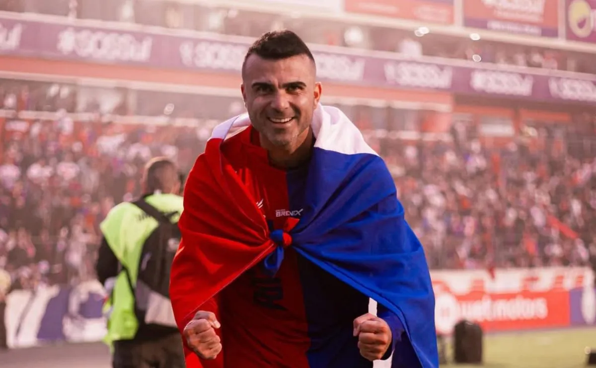 Liliu comemora o acesso do Paraná Clube à primeira divisão do Campeonato Paranaense. Atacante celebra ao lado da torcida após a conquista do objetivo na temporada.