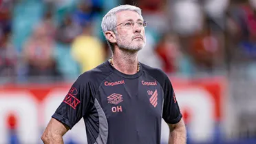 Odair detona arbitragem após vitória do Athletico e dispara: “Estão caçando Viveros”