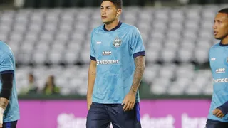 Na mira de clube europeu, zagueiro do Coritiba e não é relacionado contra o Corinthians