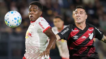 Athletico repete erros, mas aproveita expulsões no Brasileirão