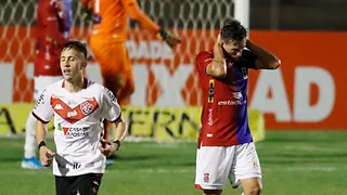 Paraná é goleado pelo Vitória, amarga quinta derrota seguida e encosta na ZR